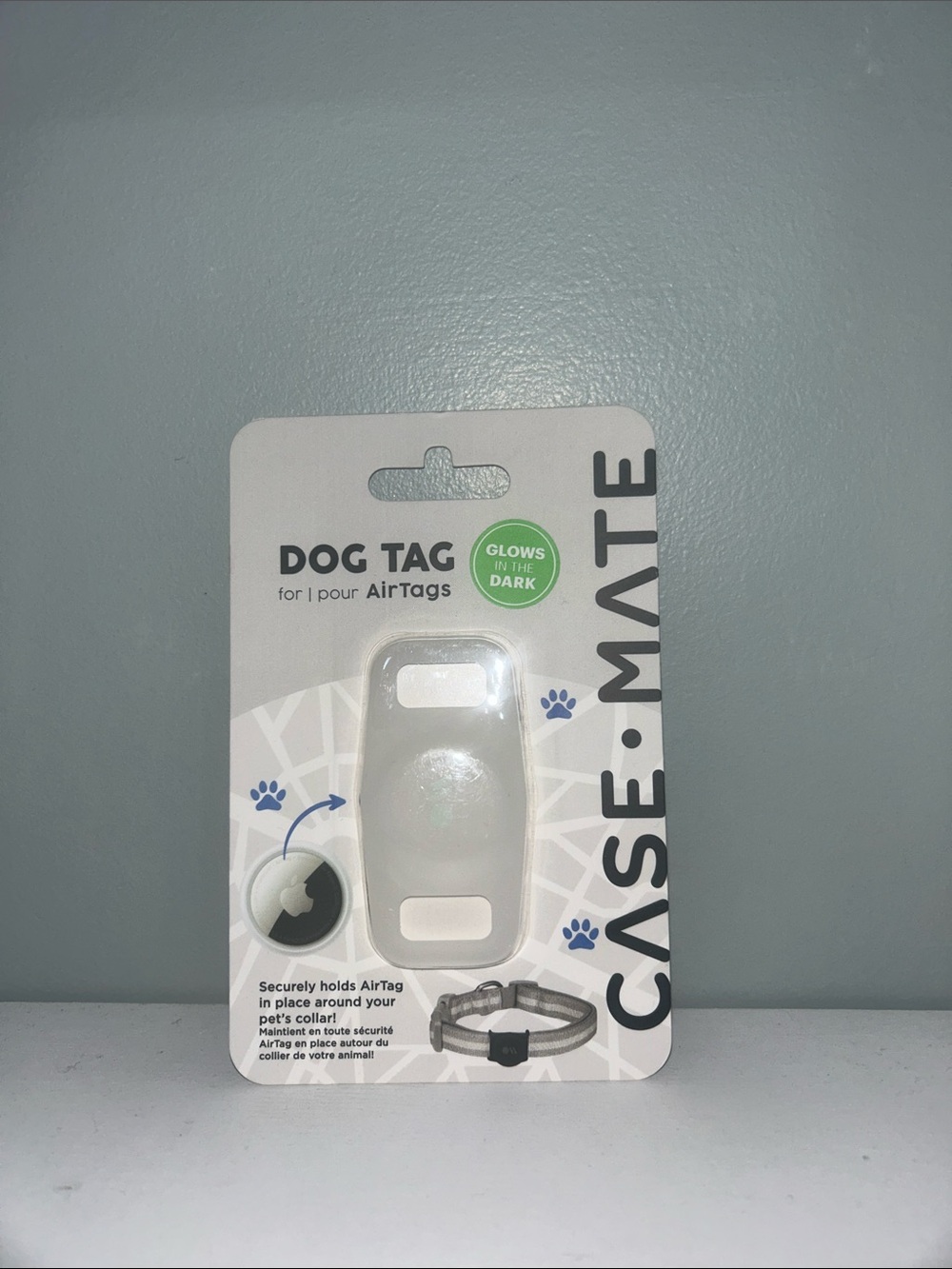 case-mate Glow-In-The-Dark White Dog Tag AirTag Case
